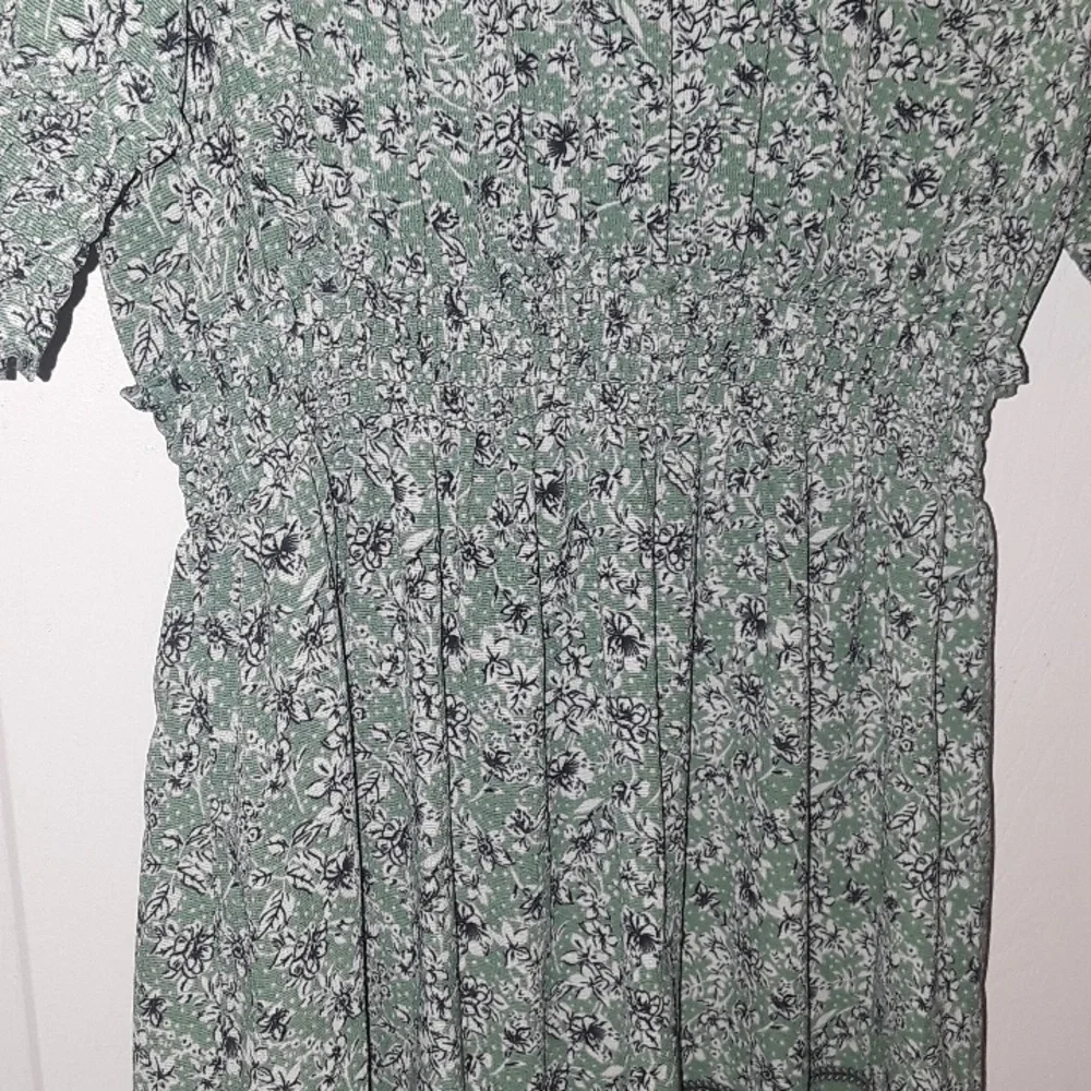 Max Studio Elbow Length Sleeve Print Tiered Maxi Dress ditsy floral Green White - Picture 15 of 17